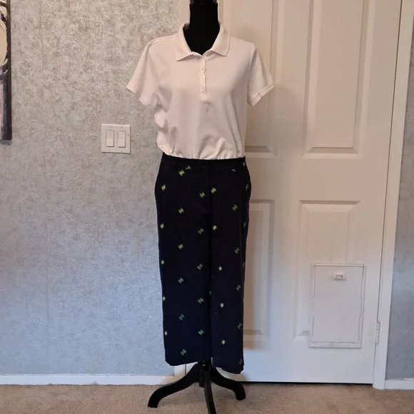 Briggs New York Size 12 cropped pants with small green frogs and White Button Do - Picture 1 of 8